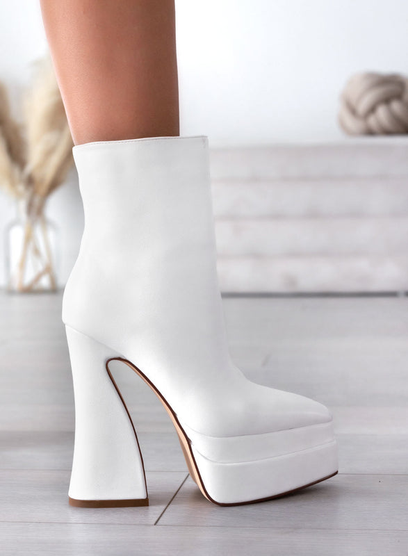 LEGACY - Bottines Alexoo blanches à bout pointu et talon incurvé