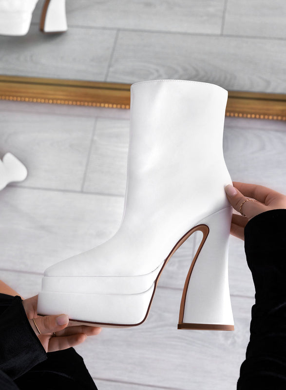 LEGACY - Bottines Alexoo blanches à bout pointu et talon incurvé