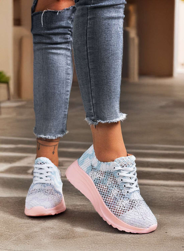 GAIA - Baskets blanches et bleues perforées avec semelle en caoutchouc rose