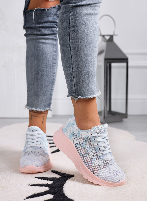 GAIA - Baskets blanches et bleues perforées avec semelle en caoutchouc rose