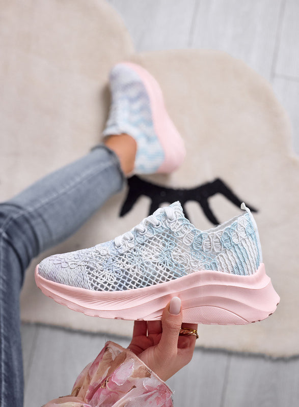 GAIA - Baskets blanches et bleues perforées avec semelle en caoutchouc rose