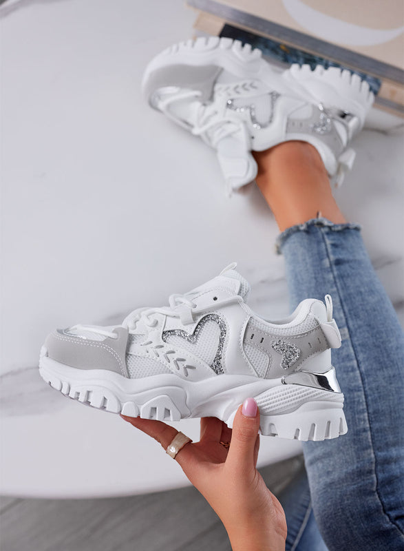 LORY - Baskets blanches sportives pour femme avec cœur et inserts gris