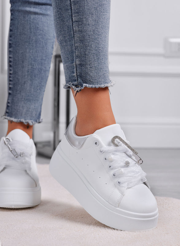 ANGY - Baskets blanches platform avec lacets en organza gris et broche bijou