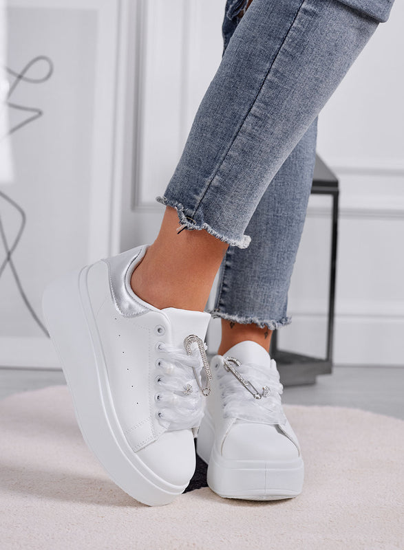 ANGY - Baskets blanches platform avec lacets en organza gris et broche bijou