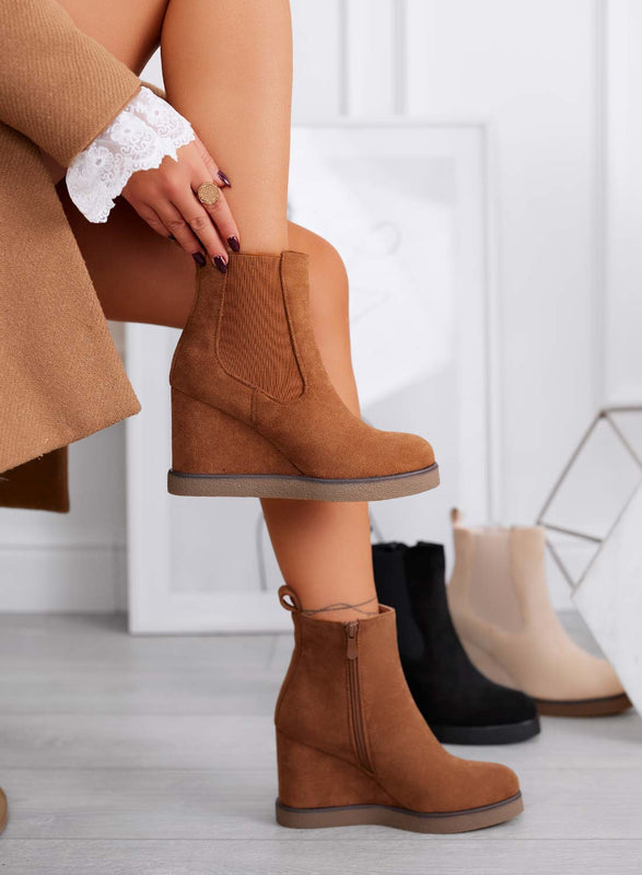 JANIKE - Bottines camel à la cheville en daim avec élastique et semelle compensée