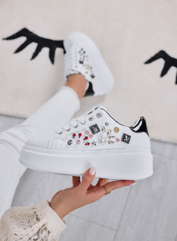 KELLY - Baskets blanches avec compensée et applications de bijoux multicolores