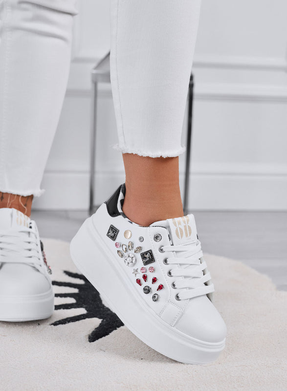 KELLY - Baskets blanches avec compensée et applications de bijoux multicolores