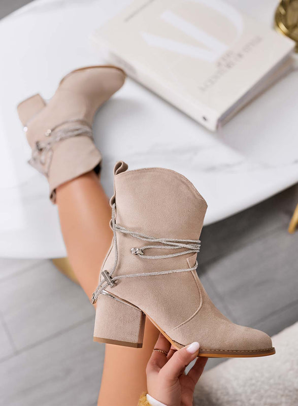 ZAFIRA - Bottines beige Alexoo en daim avec lacets en strass