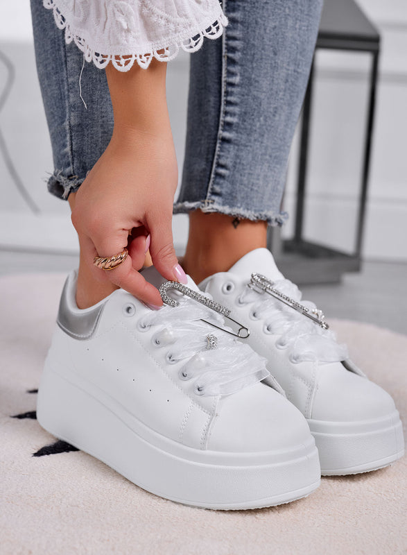 ANGY - Baskets blanches platform avec lacets en organza gris et broche bijou