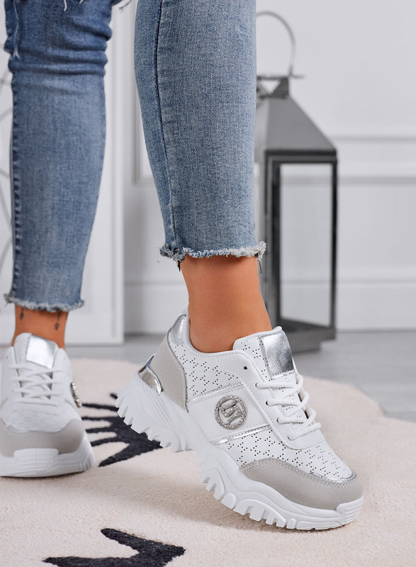 GRAZIA - Baskets blanches perforées avec application de bijou