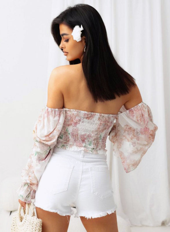 Top beige à fleurs off-shoulder avec manches amples et fronces