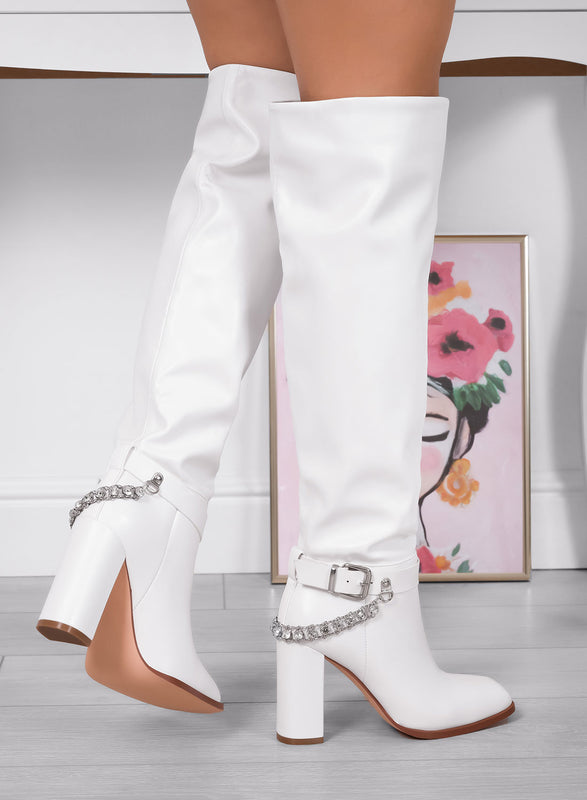 ALESSANDRA - Stivali bianchi Alexoo alla coscia con catena in strass