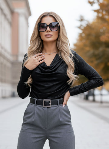 Maglia nera metallizzata con scollo morbido