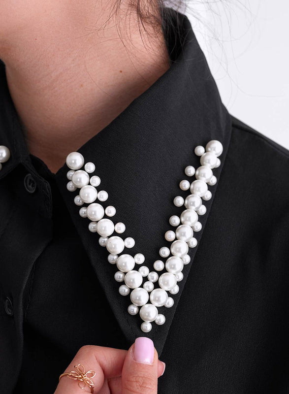 Chemise noire avec col colleté orné