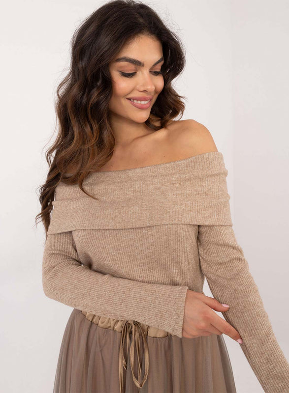 Pull beige avec décolleté bateau