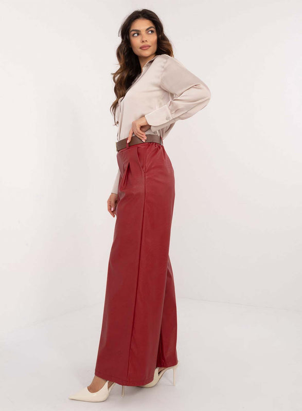 Pantalon bordeaux en simili cuir évasé