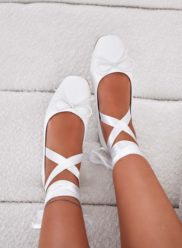 HELEN - Ballerines blanches avec lacets en satin