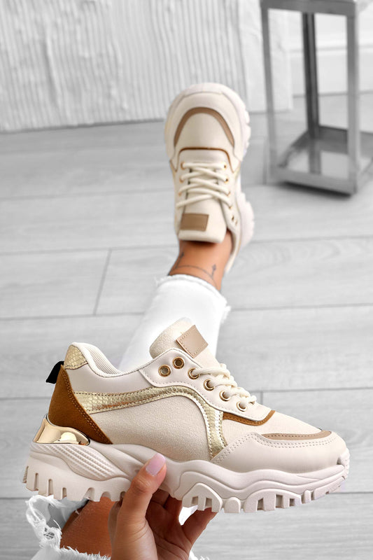 Sneakers beige con suola alta e pannelli a contrasto