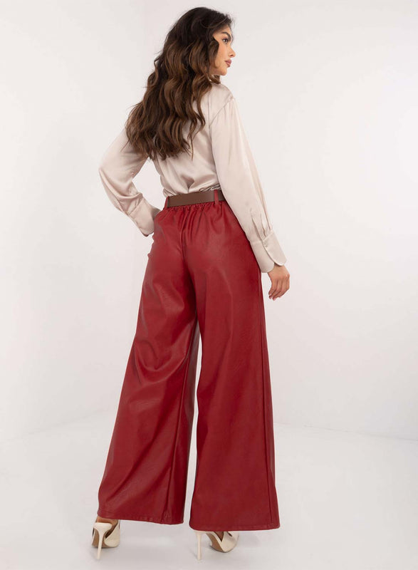 Pantalon bordeaux en simili cuir évasé