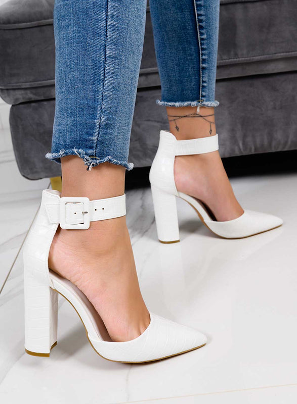 Decolletè bianche con cinturino e tacco comodo