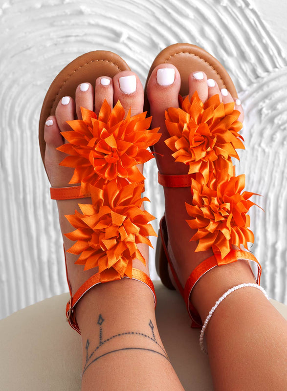 CONNIE - Tongs en satin orange avec fleur appliquée