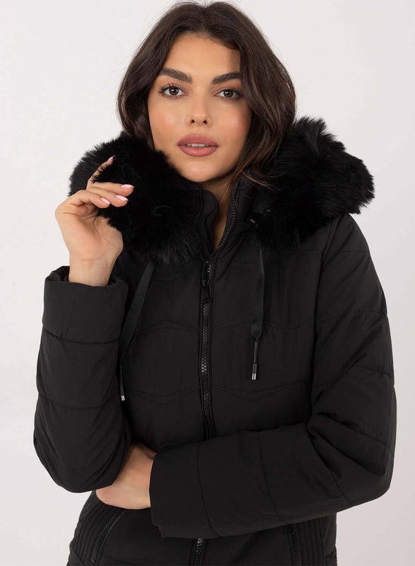 Veste noire courte matelassée avec capuche en fausse fourrure
