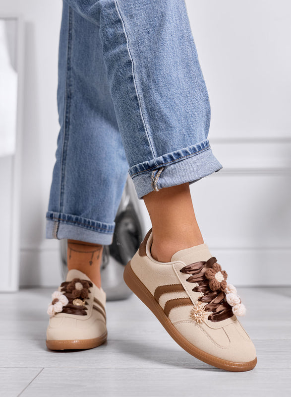 MELISSA - Beige and camel sneakers with crochet flowers