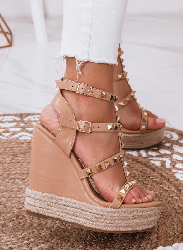 Sandales beiges à semelle compensée, lacets et clous dorés