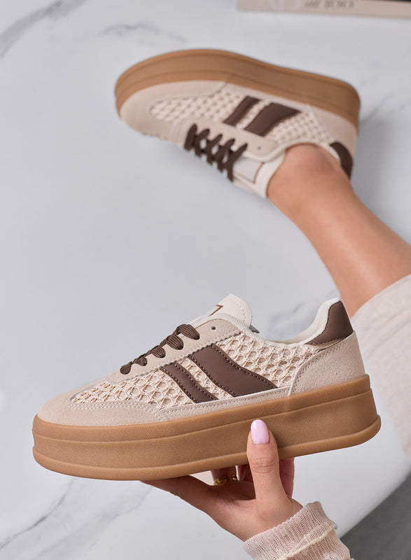 MARISOL - Zapatillas beige con detalles marrones y suela de goma