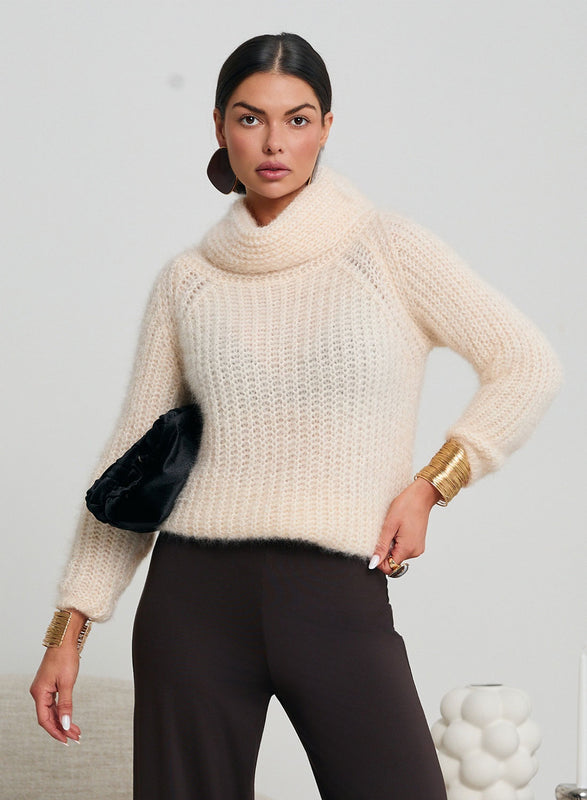 Maglione beige a collo alto morbido e caldo