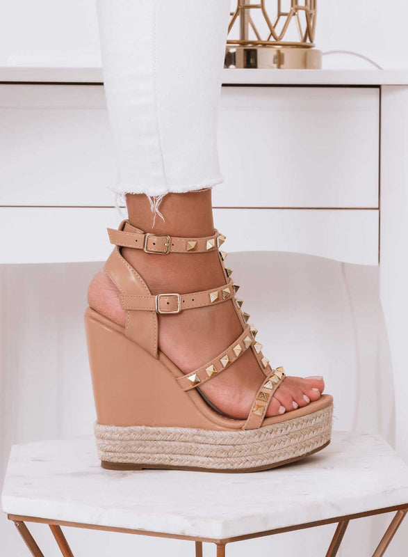 Sandales beiges à semelle compensée, lacets et clous dorés
