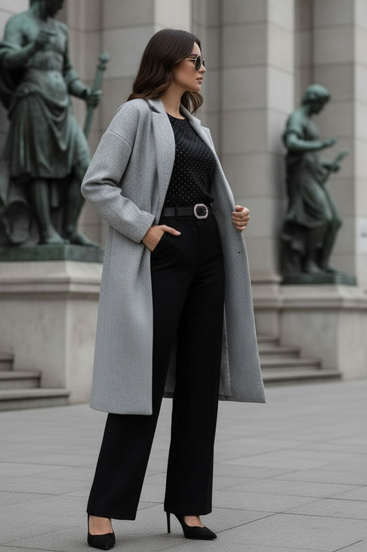 Manteau long élégant gris avec boutons