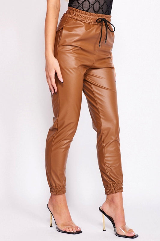 Pantalone camel in finta pelle con molla e laccio in vita