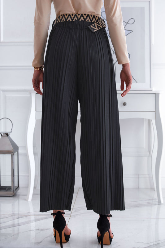 Pantalon noir à plis avec ceinture