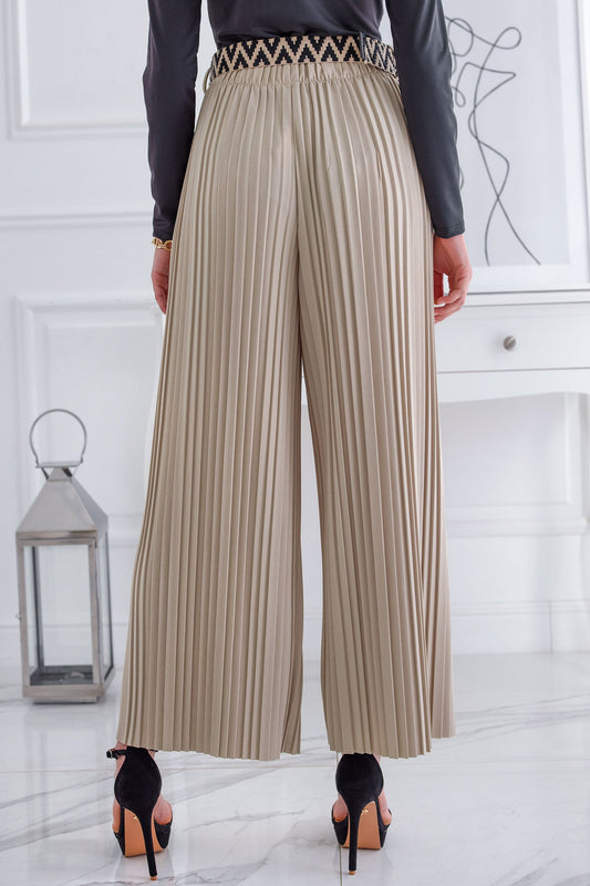 Pantalon beige à plis avec ceinture