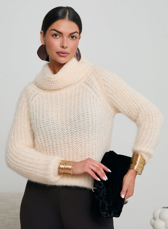 Maglione beige a collo alto morbido e caldo