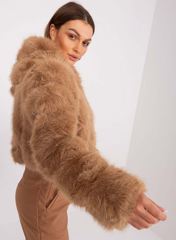 Veste courte en fausse fourrure avec capuche à poils longs camel