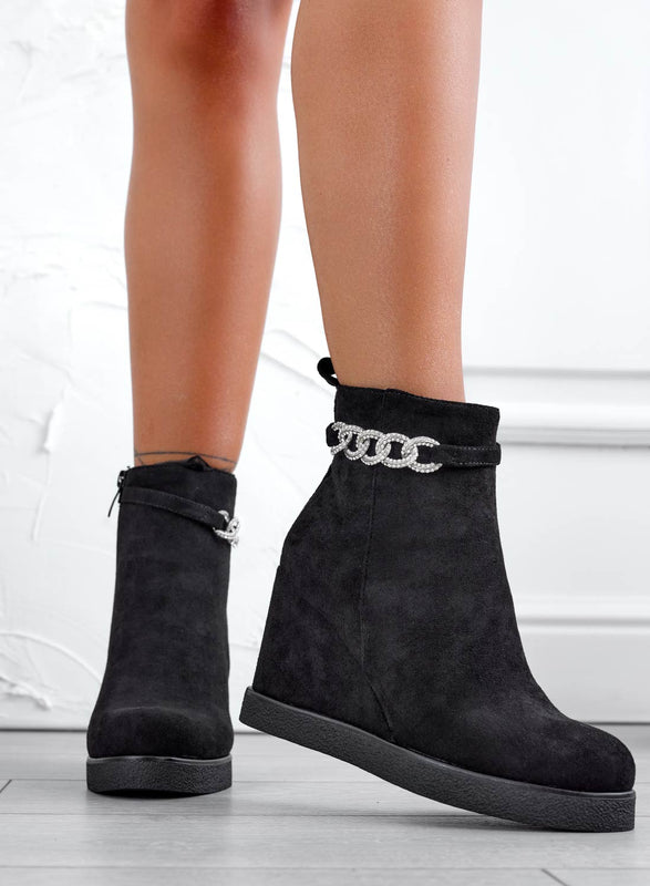 Black ankle boots with wedge heel and jewel chain