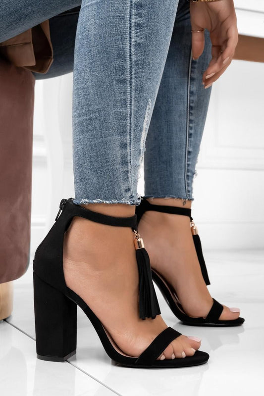 ZIVA - Sandales noires avec talon confortable et pendentif