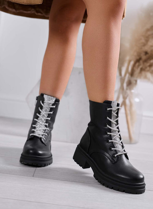 MOIRA - Bottines noires style militaire Alexoo avec lacets et languette bijou