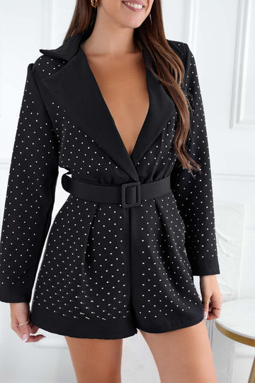 Combinaison courte noire avec décolleté profond et strass