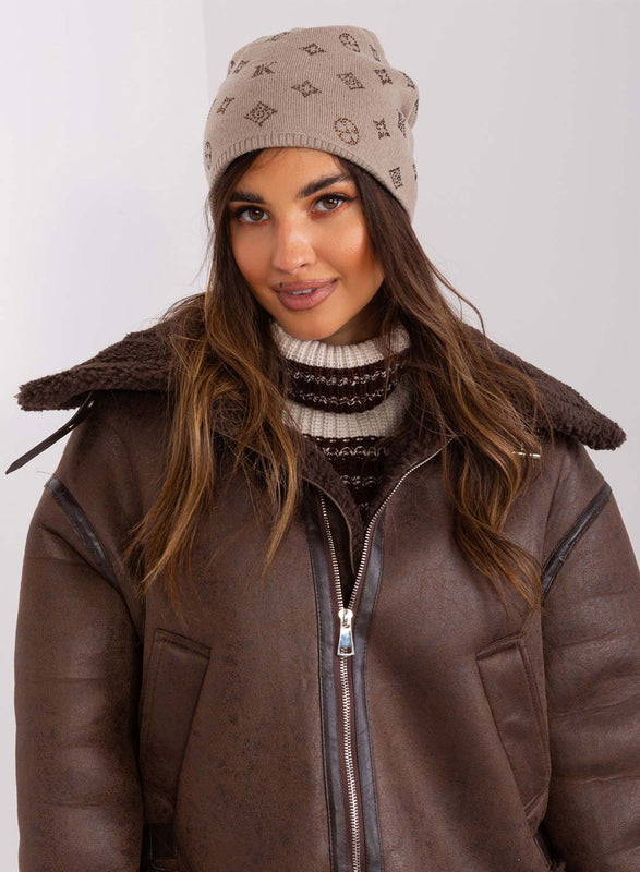 Chapeau matelassé couleur boue avec applications strass