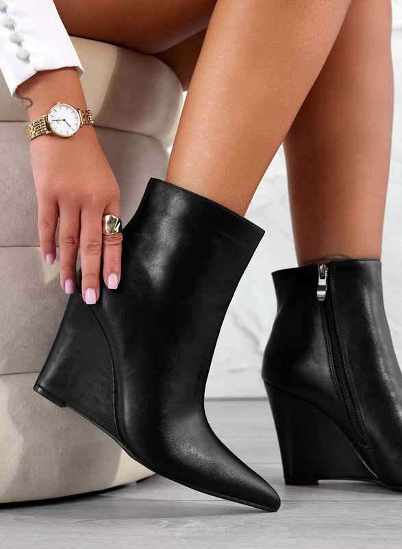 Stivaletti neri a punta con zeppa