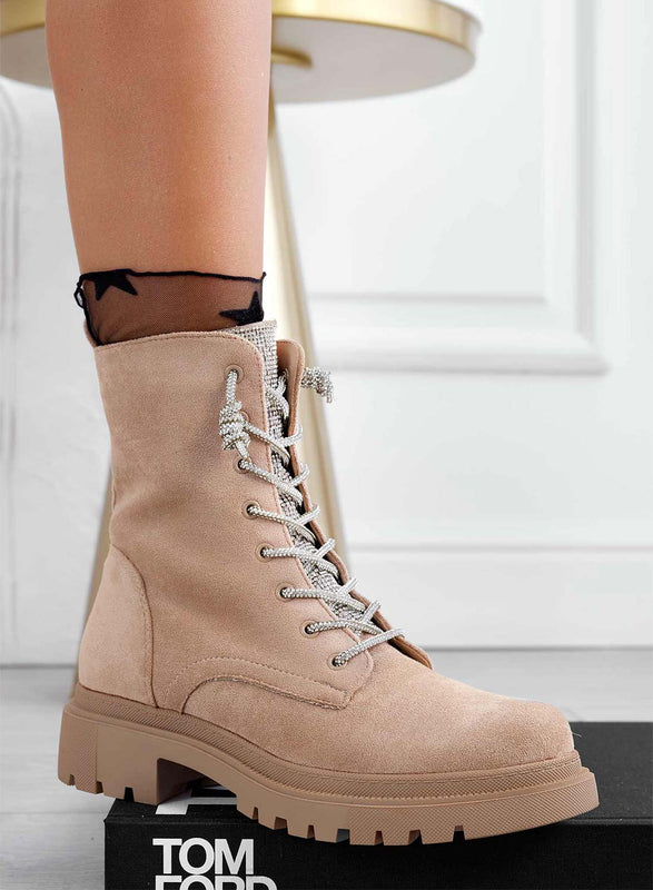 MOIRA - Bottines style militaire Alexoo beiges avec lacets et languette bijou