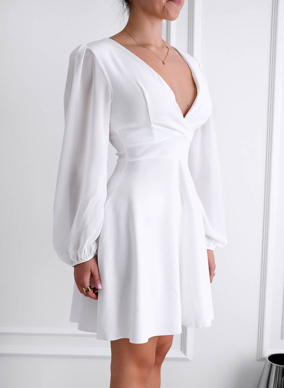 Robe blanche avec décolleté dos