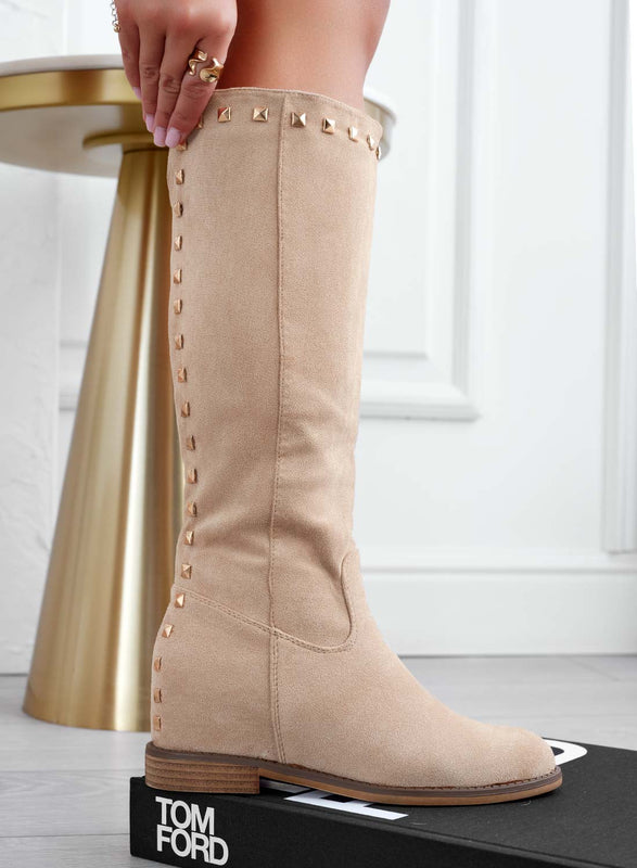 JANINE - Bottines en daim beige avec coin intérieur et clous