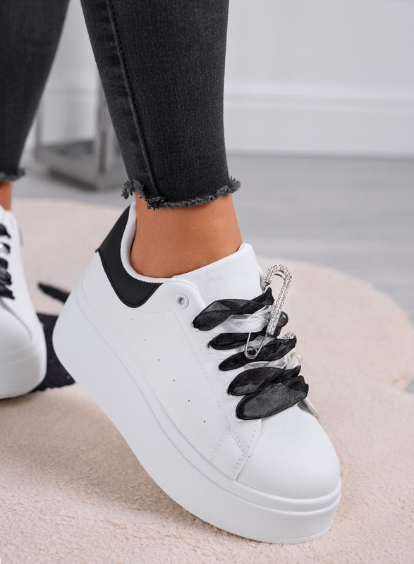 ANGY - Sneakers bianche platform con lacci in organza neri e spilla gioiello