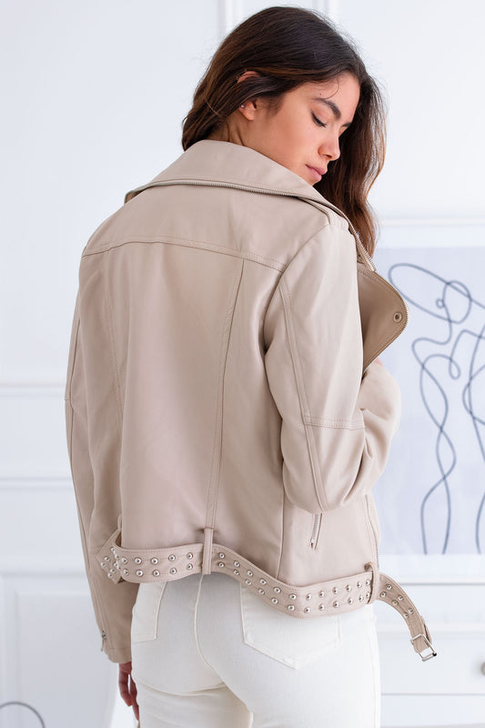 Veste en similicuir beige avec clous