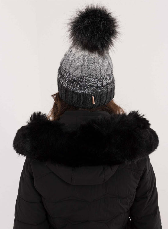 Chapeau gris avec doublure interne et pompon