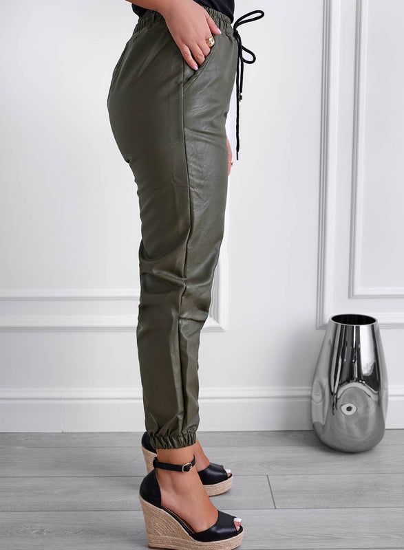 Pantalon vert en éco-cuir avec ressort et taille à cordon